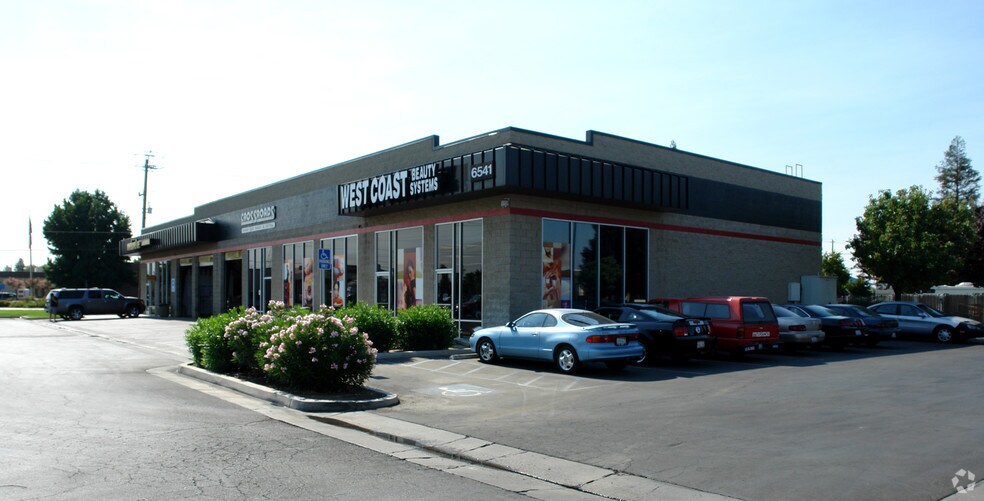 6561 White Ln, Bakersfield, CA à louer - Photo de l’immeuble – Image 3 sur 4