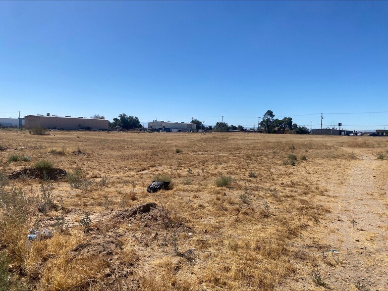 Bartlett Ave, Adelanto, CA à vendre - Photo de l’immeuble – Image 3 sur 12