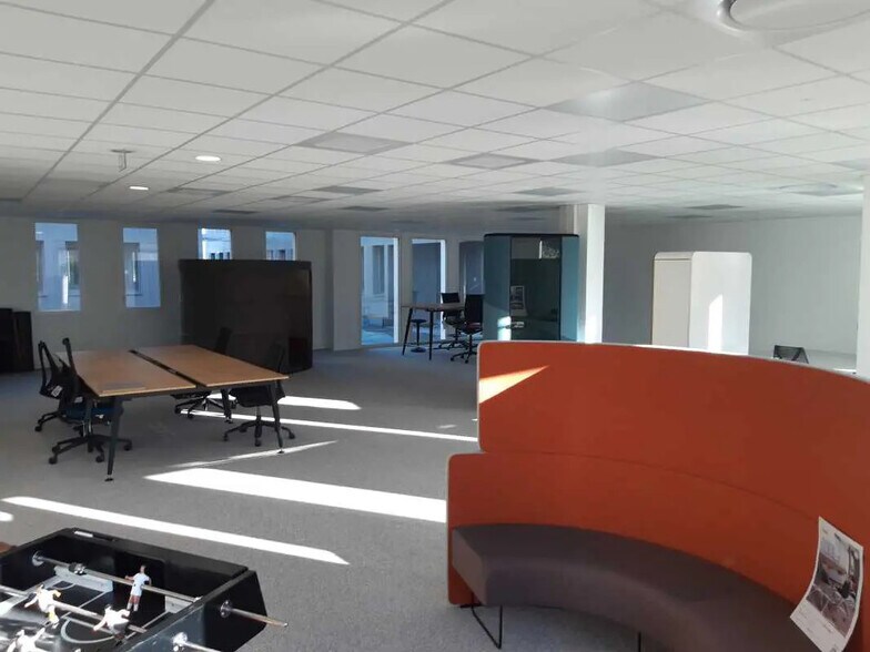 Bureau dans Bron à vendre - Photo de l’immeuble – Image 3 sur 22