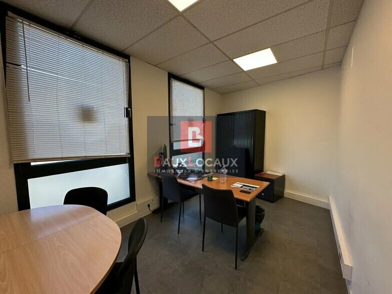 Bureau dans Le Pontet à louer - Photo de l’immeuble – Image 2 sur 8