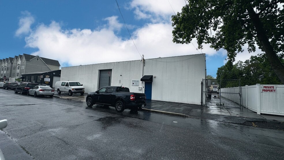 530 Ray St, Freeport, NY à louer - Photo de l’immeuble – Image 1 sur 16