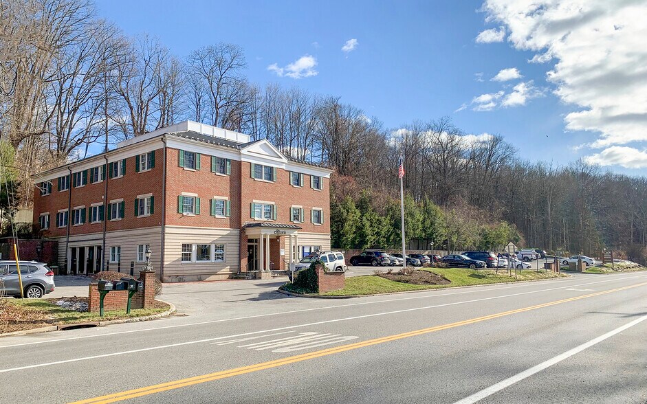 332 Route 100, Somers Township, NY à vendre - Photo de l’immeuble – Image 3 sur 5