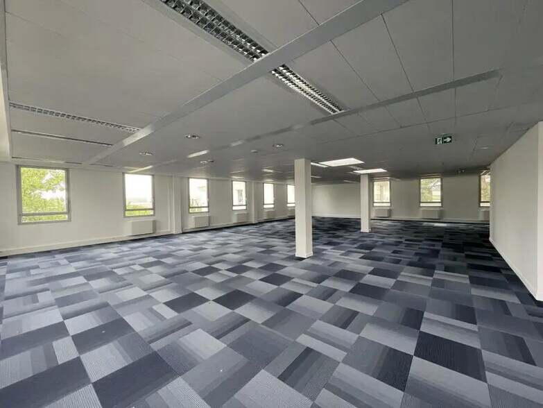 11 Rue Pascal, Bron à louer - Photo de l’immeuble – Image 1 sur 9