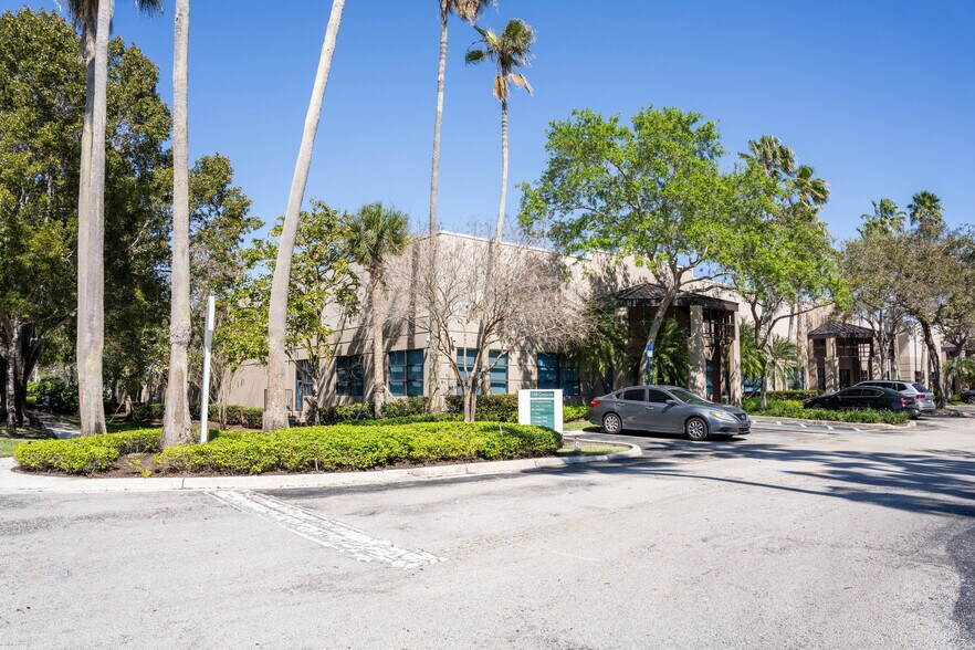 3360 Enterprise Ave, Weston, FL à louer - Photo de l’immeuble – Image 1 sur 52