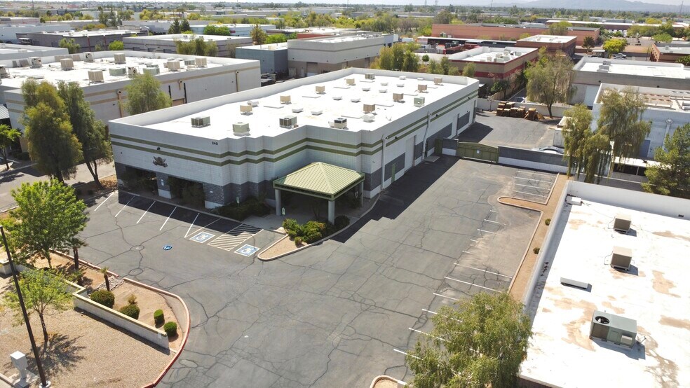 240 N Sunway Dr, Gilbert, AZ à louer - Photo de l’immeuble – Image 2 sur 11