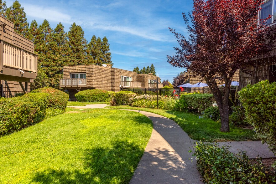 725 W College Ave, Santa Rosa, CA à vendre - Photo de l’immeuble – Image 3 sur 24