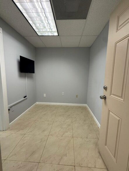 1820 NE 163rd St, North Miami Beach, FL à louer - Photo de l’immeuble – Image 3 sur 13