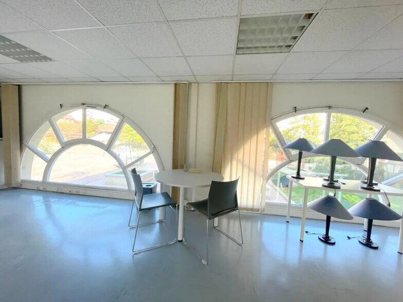 Bureau dans Poissy à louer - Photo de l’immeuble – Image 3 sur 7