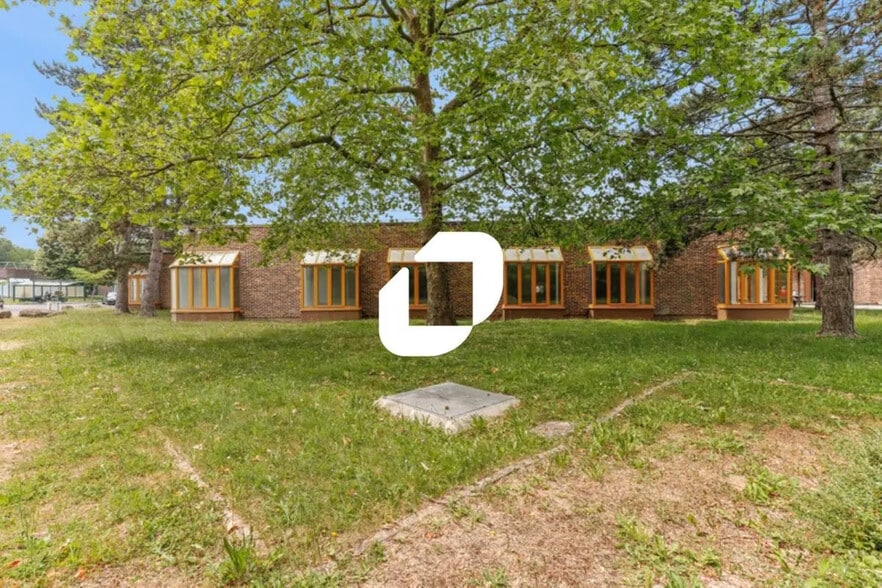 Bureau dans Croissy-Beaubourg à louer - Photo de l’immeuble – Image 2 sur 14