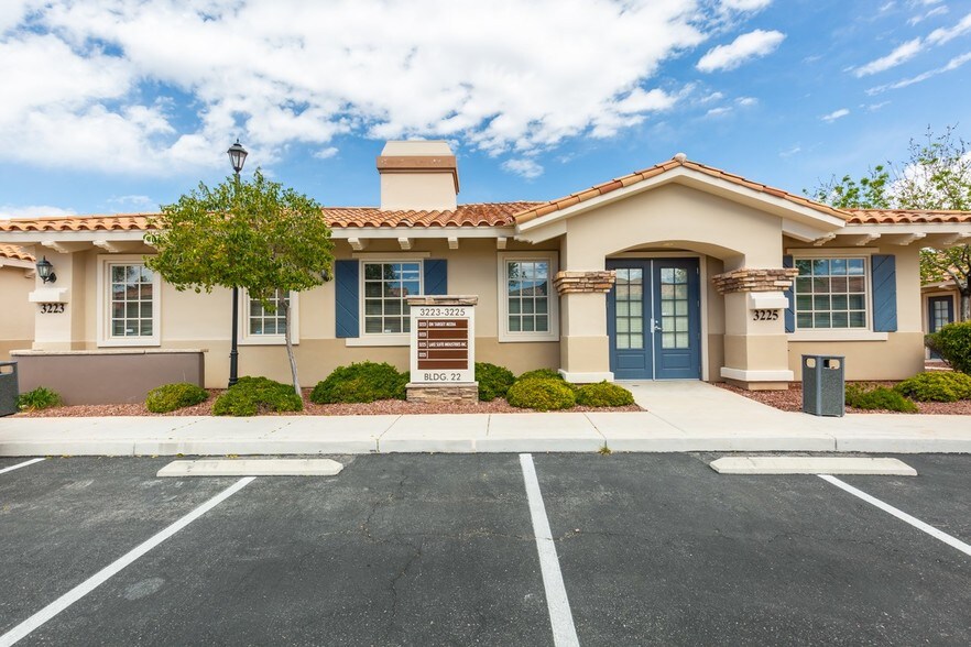 3223 E Warm Springs Rd, Las Vegas, NV à louer - Photo de l’immeuble – Image 2 sur 29