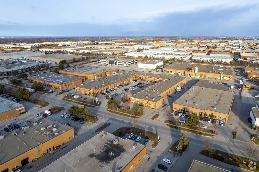 160 Applewood Cres, Vaughan, ON à louer - Aérien – Image 2 sur 3