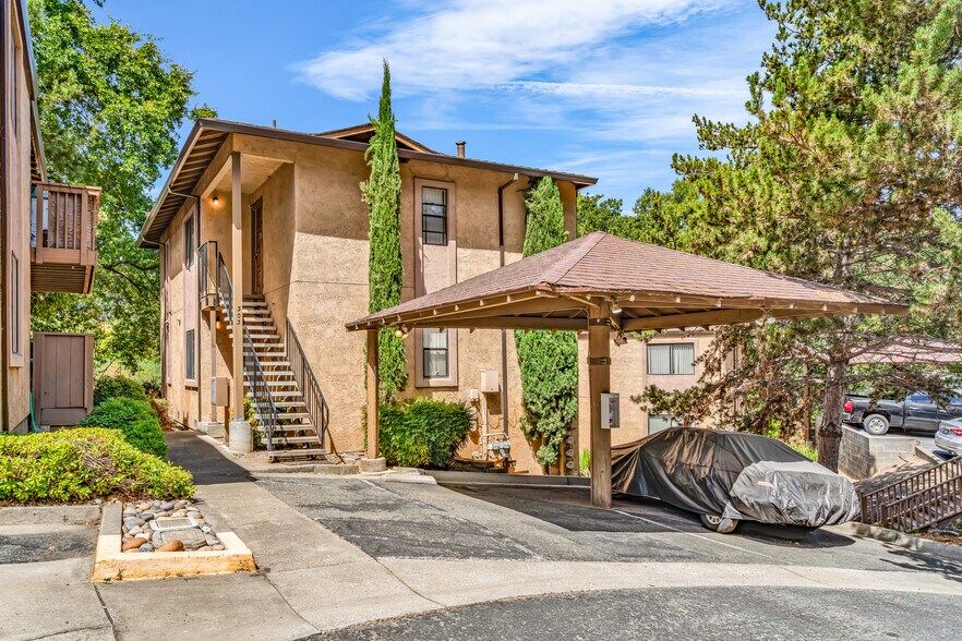 301 Country View Ln, Pleasant Hill, CA à vendre - Photo de l’immeuble – Image 2 sur 20