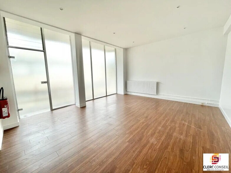 Local commercial dans Petit-Couronne à louer - Photo intérieure – Image 1 sur 9