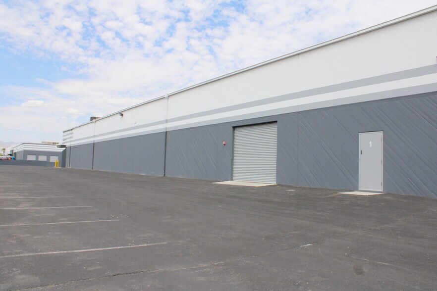 3950 W Harmon Ave, Las Vegas, NV à louer - Photo de l’immeuble – Image 2 sur 7