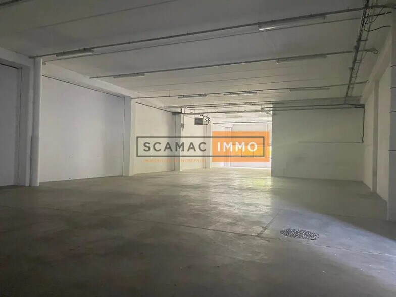 Industriel/Logistique dans à louer - Photo de l’immeuble – Image 2 sur 8