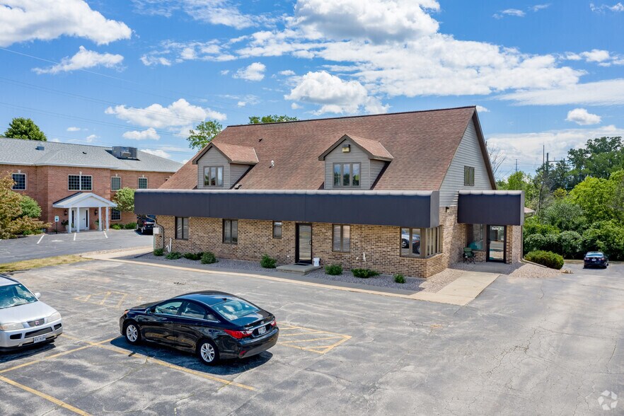 681 Baeten Rd, Ashwaubenon, WI à vendre - Photo principale – Image 1 sur 4