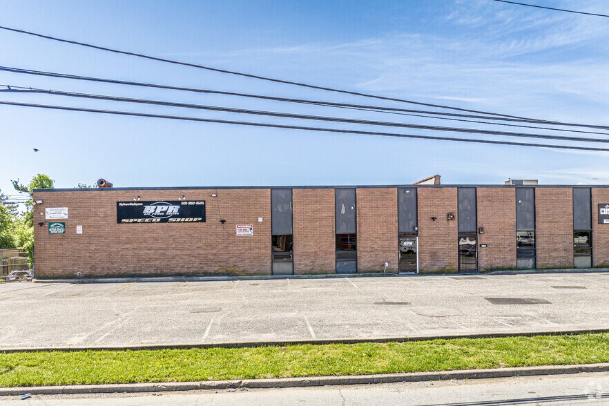 194-204 N Fehr Way, Bay Shore, NY à louer - Photo de l’immeuble – Image 3 sur 9