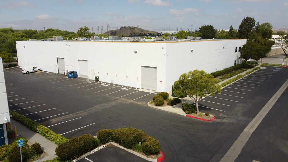 24834 Avenue Rockefeller, Valencia, CA à louer - Photo de l’immeuble – Image 2 sur 9
