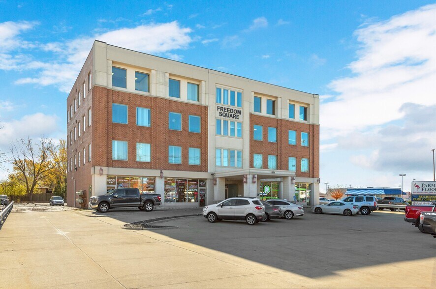 6659 Pearl Rd, Parma Heights, OH à louer - Photo de l’immeuble – Image 1 sur 7