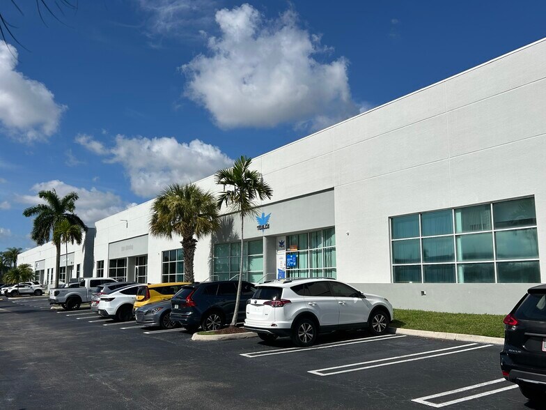 7448-7498 NW 54th St, Miami, FL à louer - Photo de l’immeuble – Image 1 sur 6