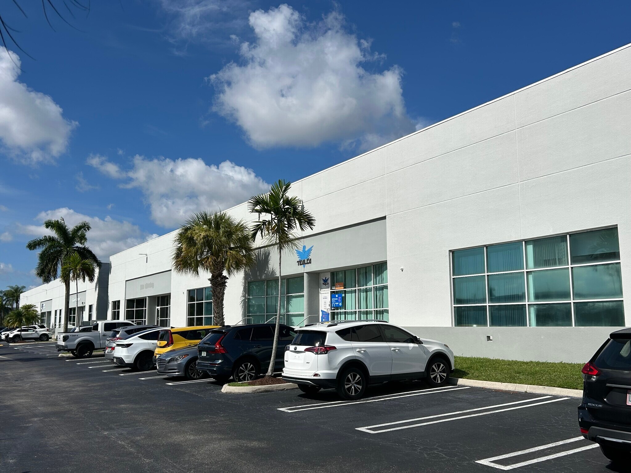 7448-7498 NW 54th St, Miami, FL à louer Photo de l’immeuble– Image 1 sur 7