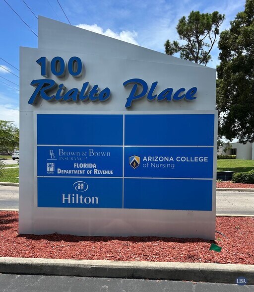 100 Rialto Pl, Melbourne, FL à louer - Photo de l’immeuble – Image 2 sur 7