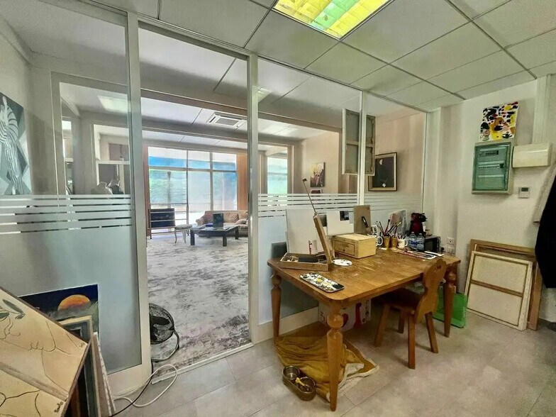 Local commercial dans Saint-Laurent-du-Var à vendre - Photo de l’immeuble – Image 3 sur 4