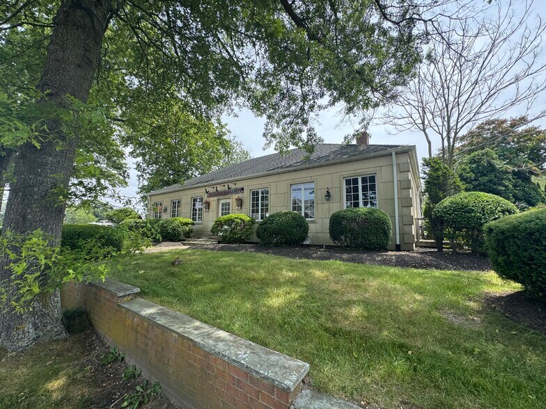 131 W Montauk Hwy, Hampton Bays, NY à vendre - Photo de l’immeuble – Image 2 sur 8