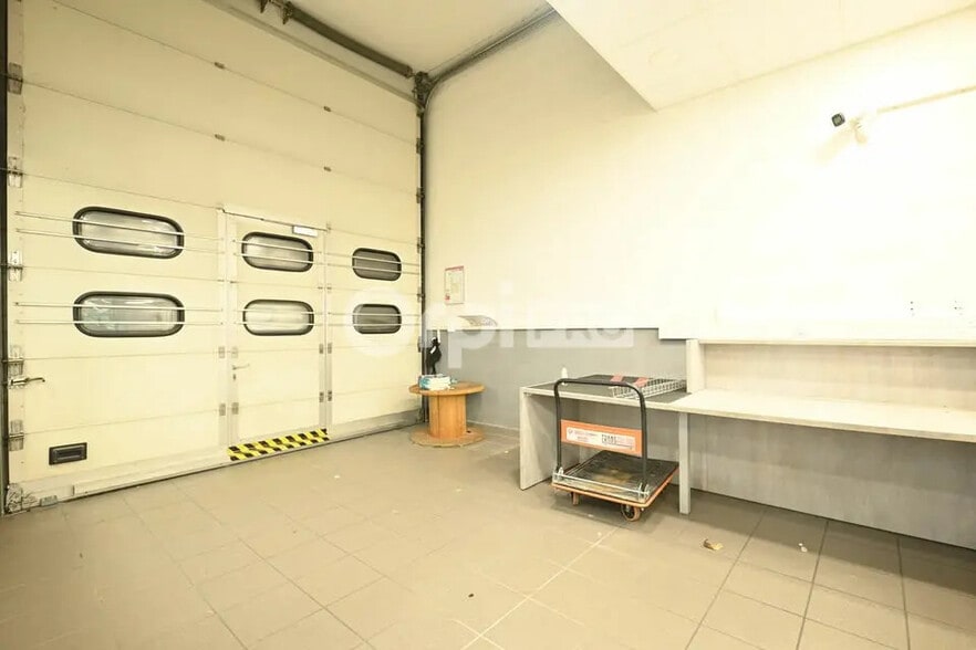 Bureau dans Villefontaine à louer - Photo de l’immeuble – Image 2 sur 11