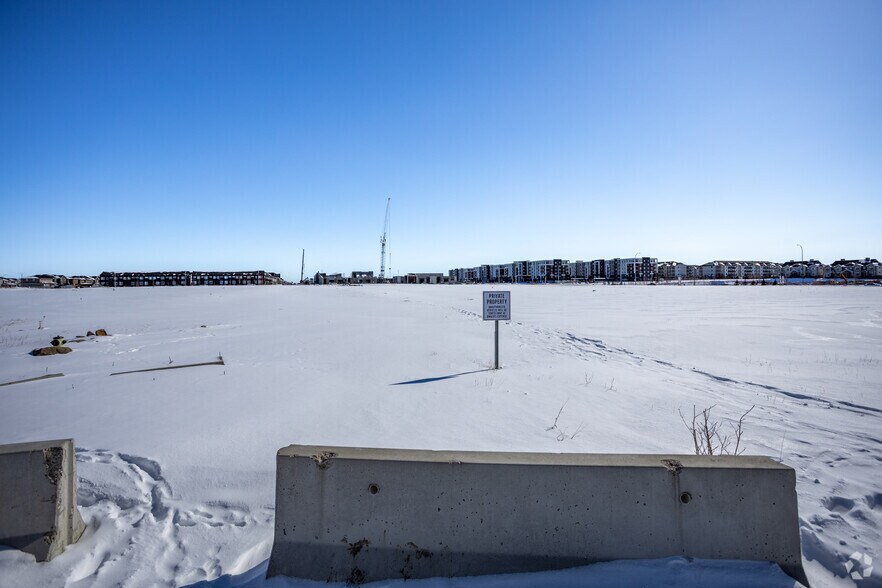106 Redstone St NE, Calgary, AB à louer - Photo de l’immeuble – Image 3 sur 8