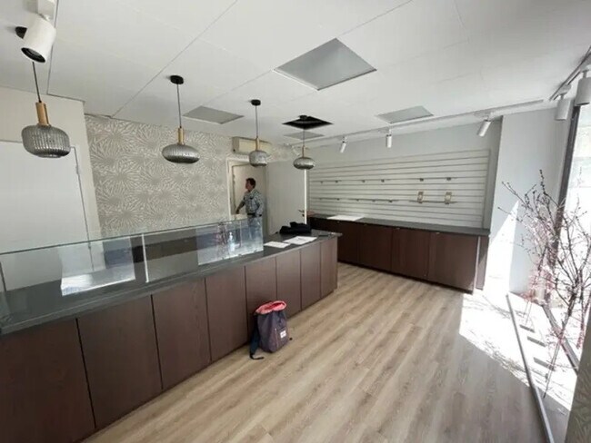 Plus de détails pour Local commercial à vendre