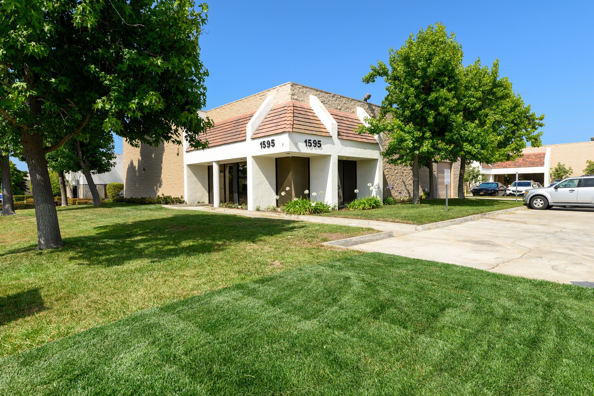 1595 Walter St, Ventura, CA à louer Photo principale– Image 1 sur 11