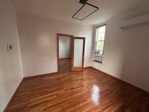 590 Onderdonk Ave, Ridgewood, NY à louer Photo intérieure– Image 2 sur 11