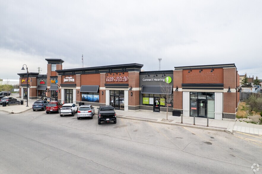 65 Bow St, Cochrane, AB à louer - Photo principale – Image 1 sur 3