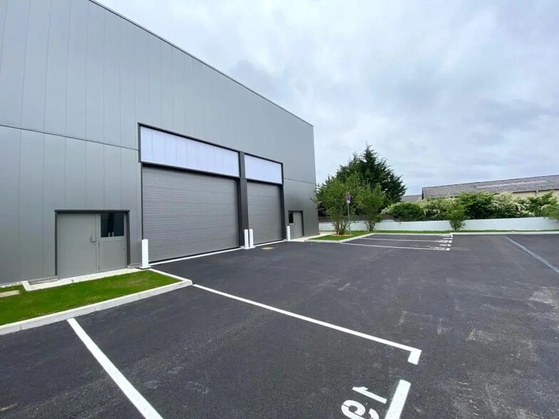 Local d'activités dans Saint-Genis-Laval à vendre - Photo de l’immeuble – Image 1 sur 5