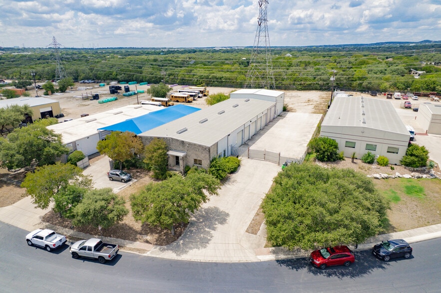 13403 Western Oak Dr, Helotes, TX à louer - Photo de l’immeuble – Image 2 sur 20