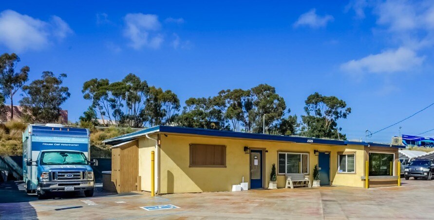 2525 S Vista Way, Oceanside, CA à louer - Photo de l’immeuble – Image 2 sur 11