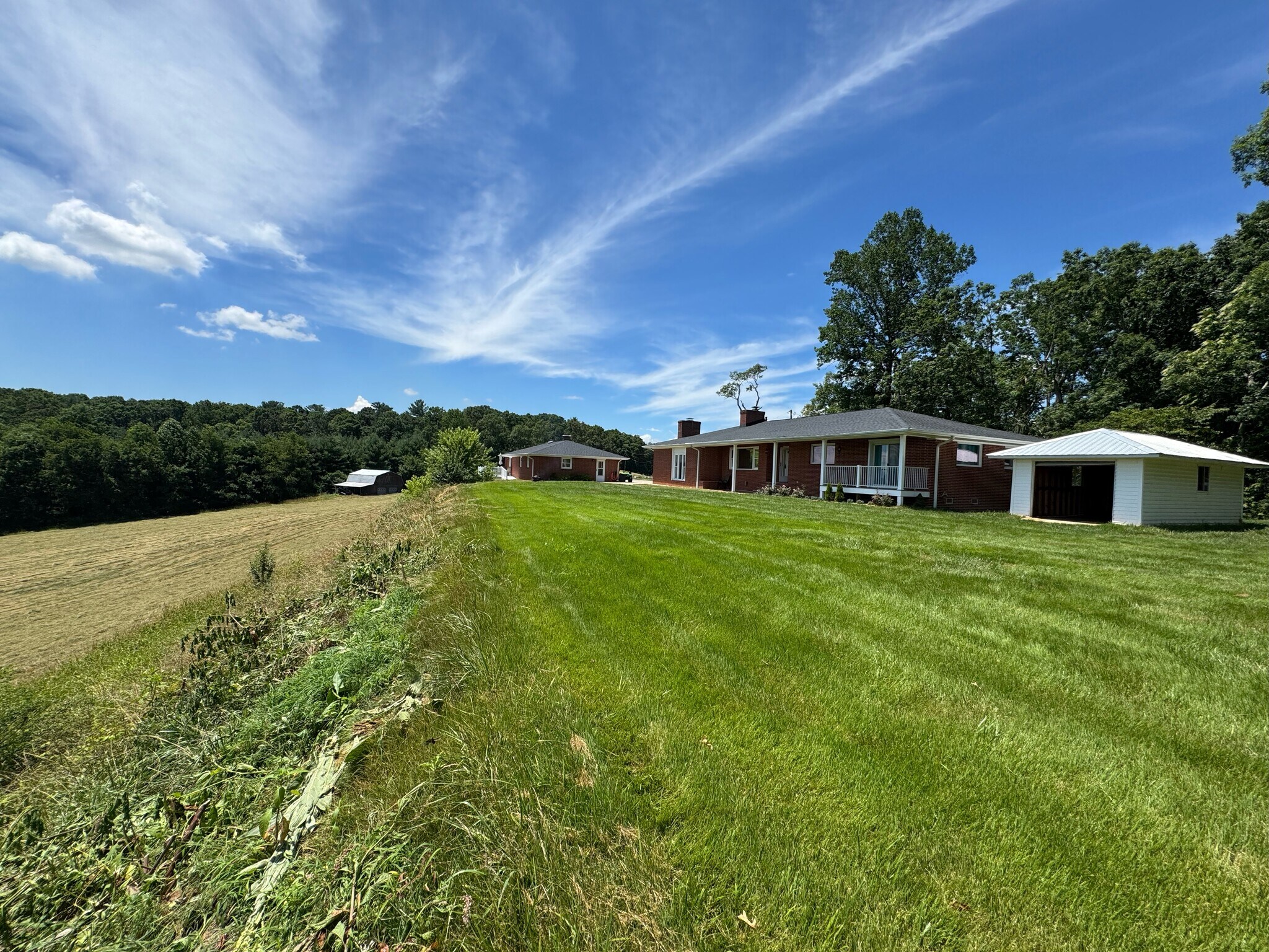 598 Miles View Dr, Mills River, NC à vendre Photo de l’immeuble– Image 1 sur 26