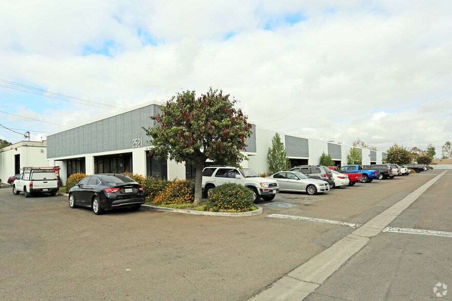 2521 W La Palma Ave, Anaheim, CA à louer - Photo de l’immeuble – Image 2 sur 7