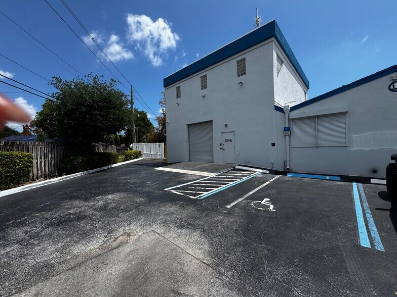 6151 Pembroke Rd, Hollywood, FL à louer - Photo de l’immeuble – Image 3 sur 28