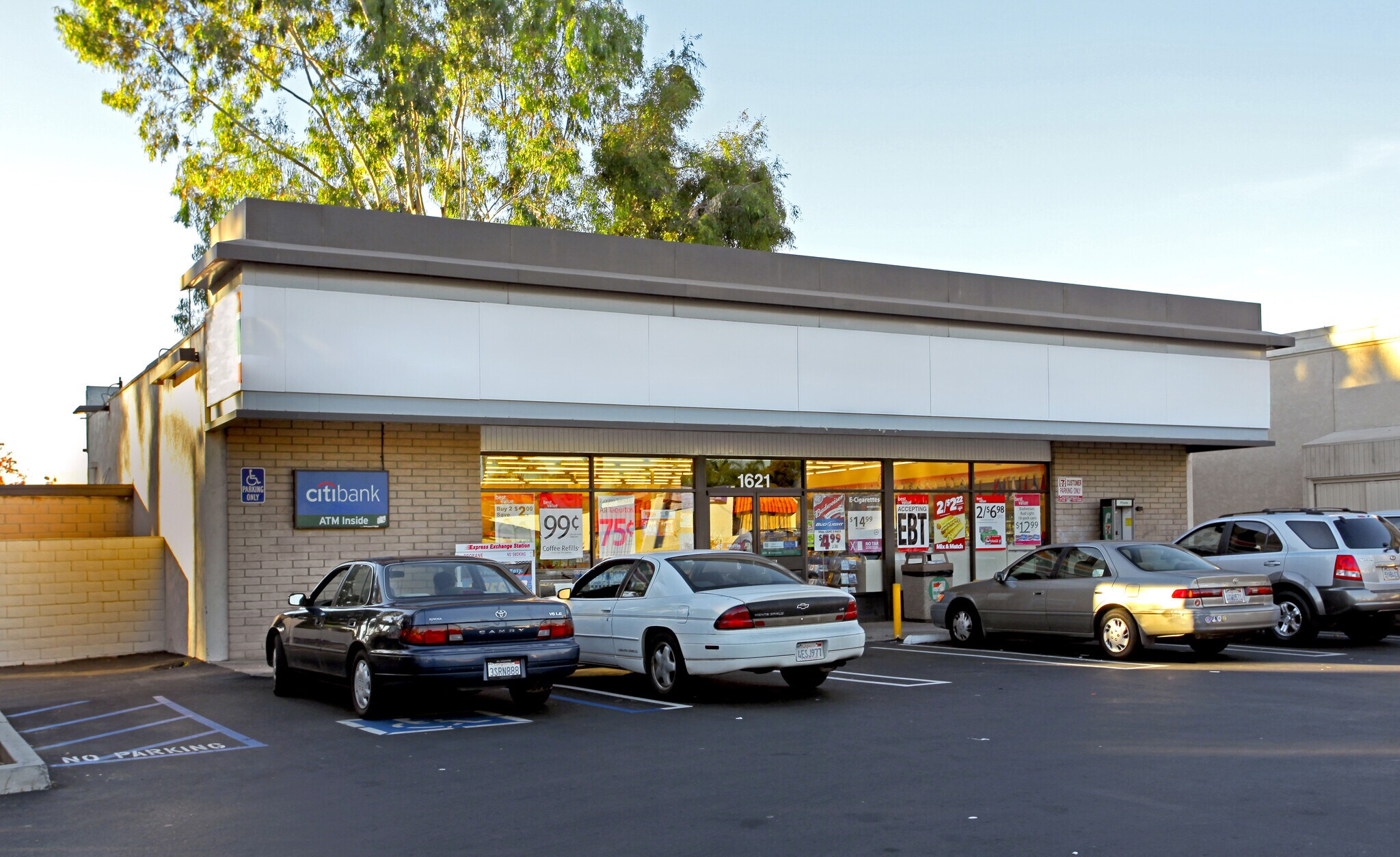 1621 N Placentia Ave, Fullerton, CA à louer Photo de l’immeuble– Image 1 sur 2