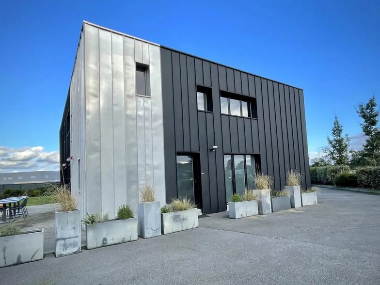 Local d'activités dans Cintré à vendre - Photo de l’immeuble – Image 1 sur 13
