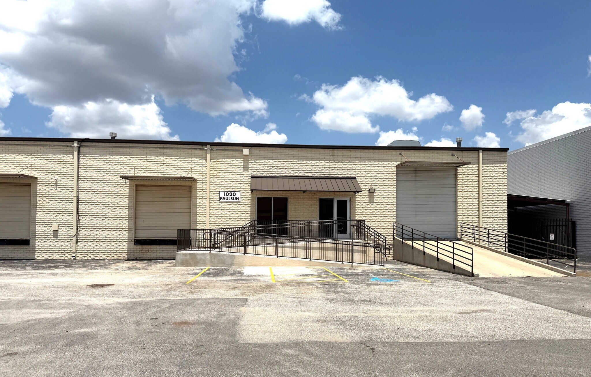 1020 Paulsun St, San Antonio, TX à louer Photo de l’immeuble– Image 1 sur 9