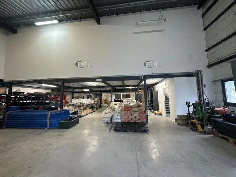 Local d’activités dans Bouc-Bel-Air à louer - Photo de l’immeuble – Image 1 sur 5