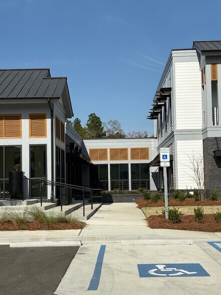 255 New Riverside Village Way, Bluffton, SC à louer - Photo de l’immeuble – Image 2 sur 6