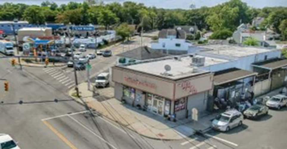 926 Nassau Rd, Uniondale, NY à vendre - Photo de l’immeuble – Image 2 sur 7