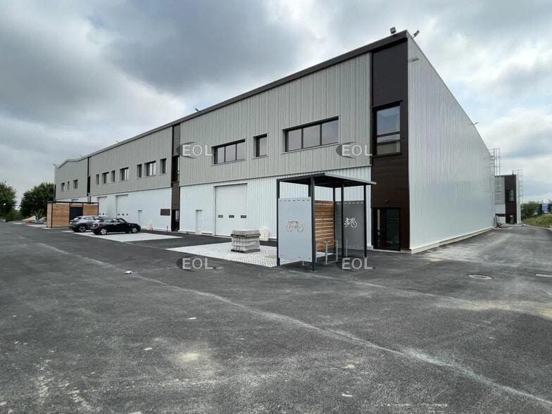 Local d’activités dans Osny à louer - Photo de l’immeuble – Image 1 sur 10
