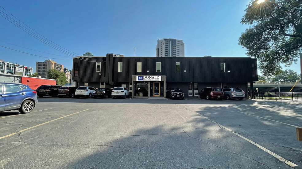 10 Donald St, Winnipeg, MB à louer - Photo de l’immeuble – Image 1 sur 1