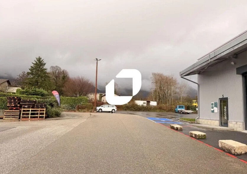 Local d’activités dans Le Touvet à louer - Photo de l’immeuble – Image 1 sur 10