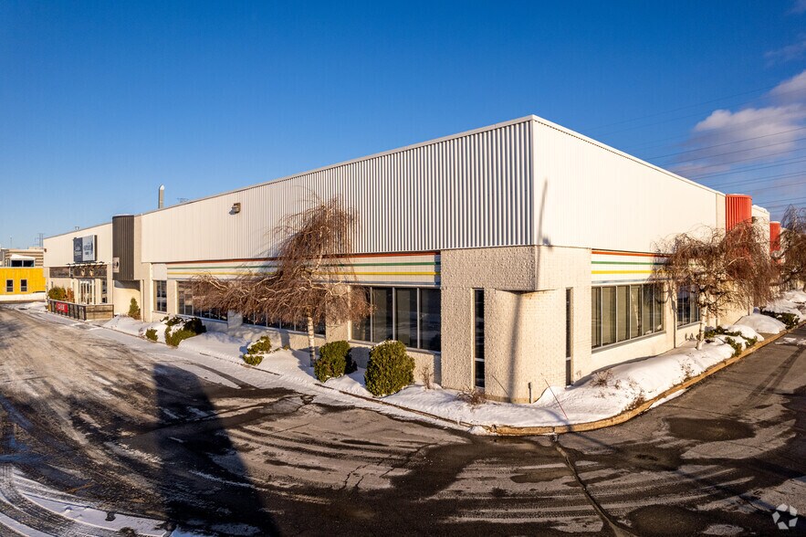 3505-3541 Boul Le Corbusier, Laval, QC à louer - Photo principale – Image 1 sur 5